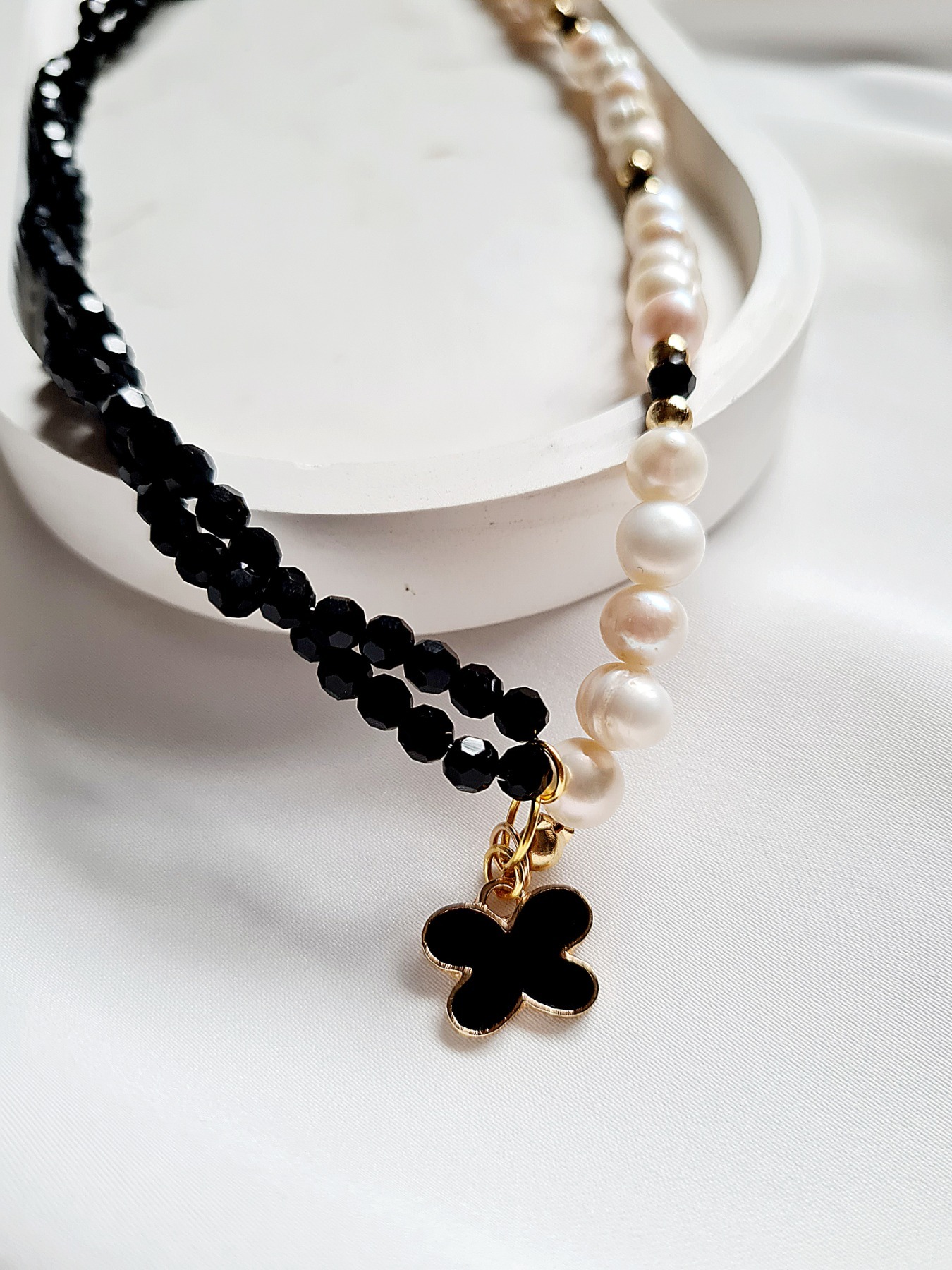 Halskette aus Süßwasserperlen mit Preciosa Perlen und Schmetterling 3