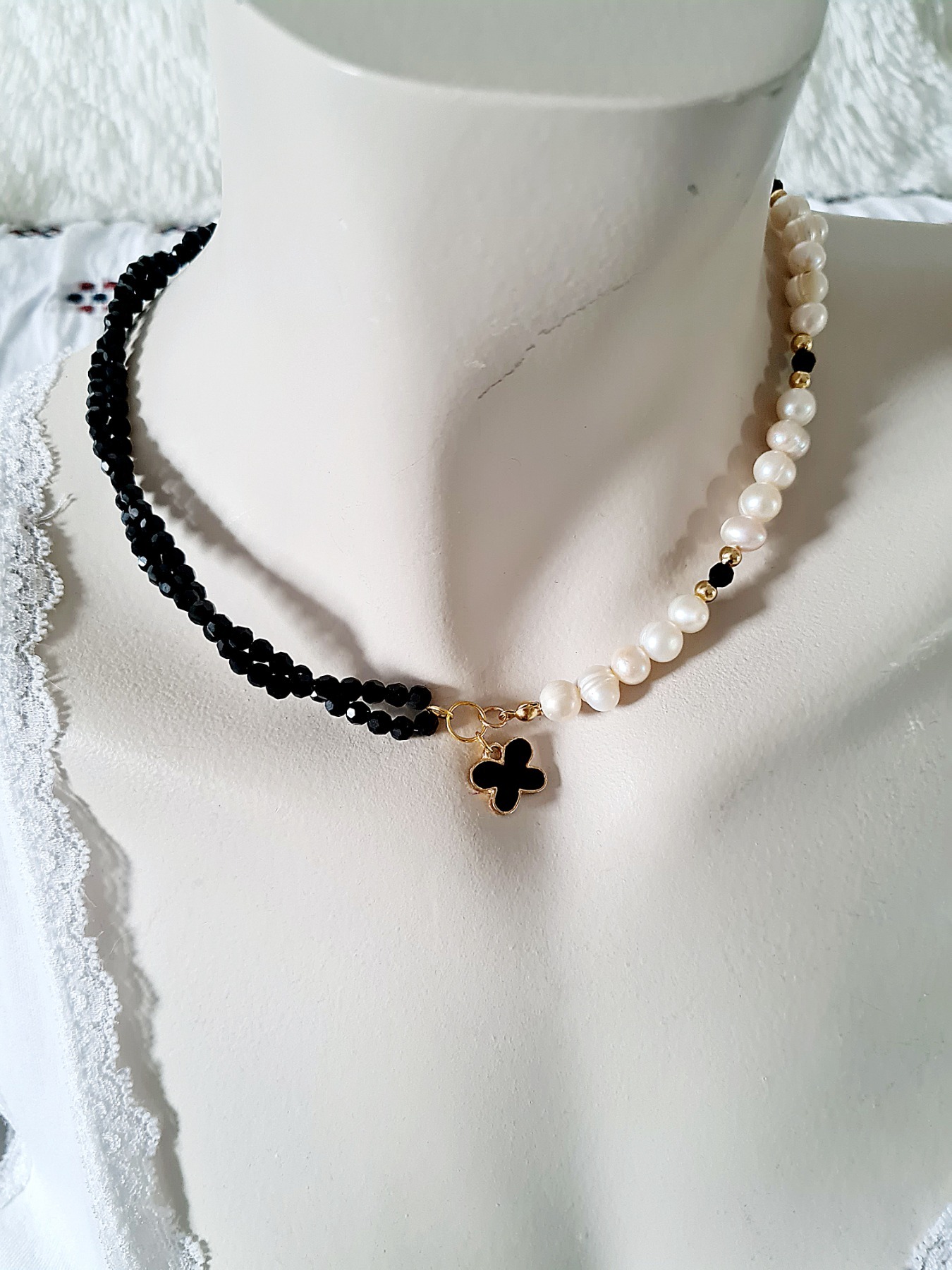 Halskette aus Süßwasserperlen mit Preciosa Perlen und Schmetterling
