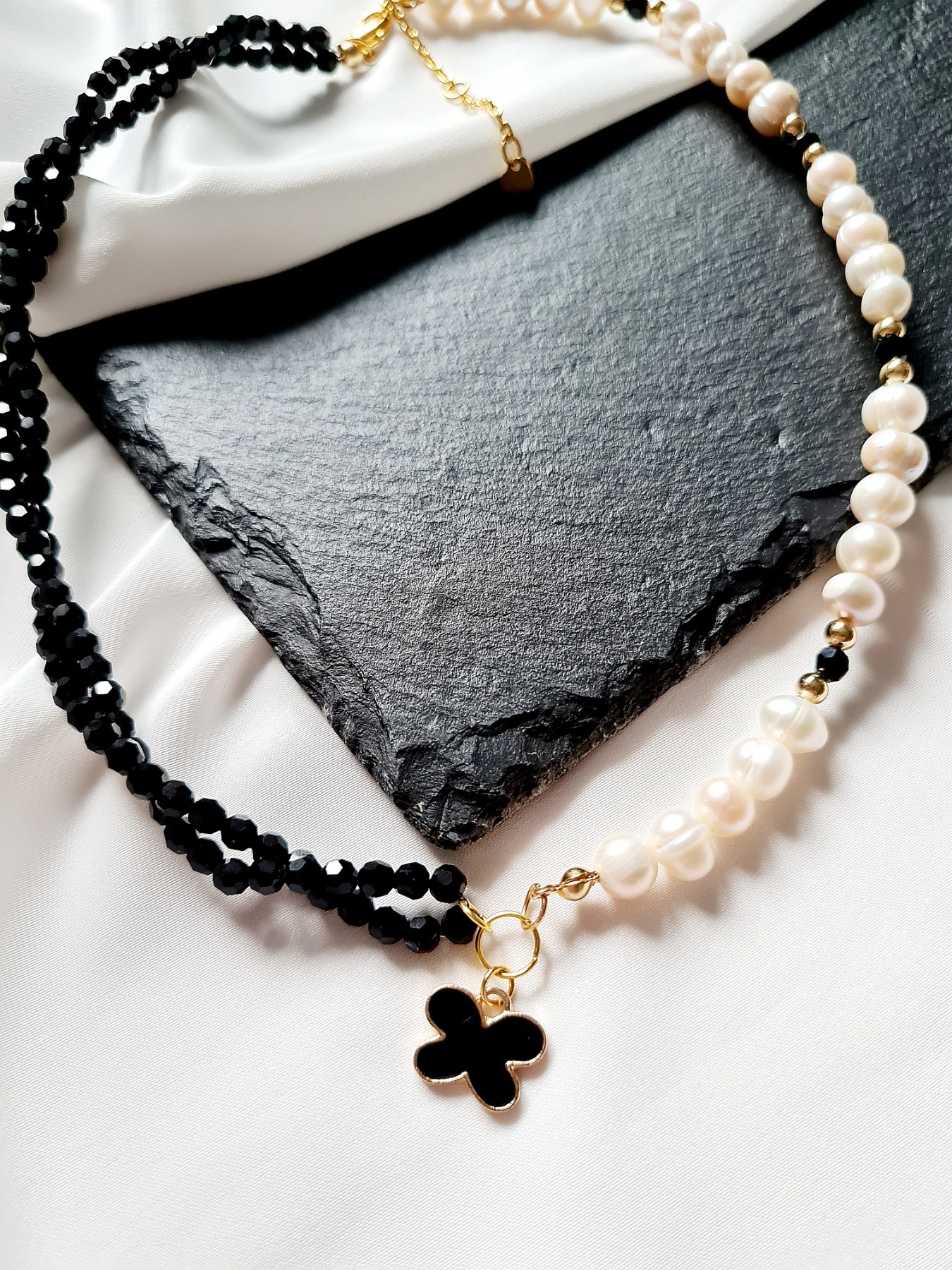 Halskette aus Süßwasserperlen mit Preciosa Perlen und Schmetterling 2