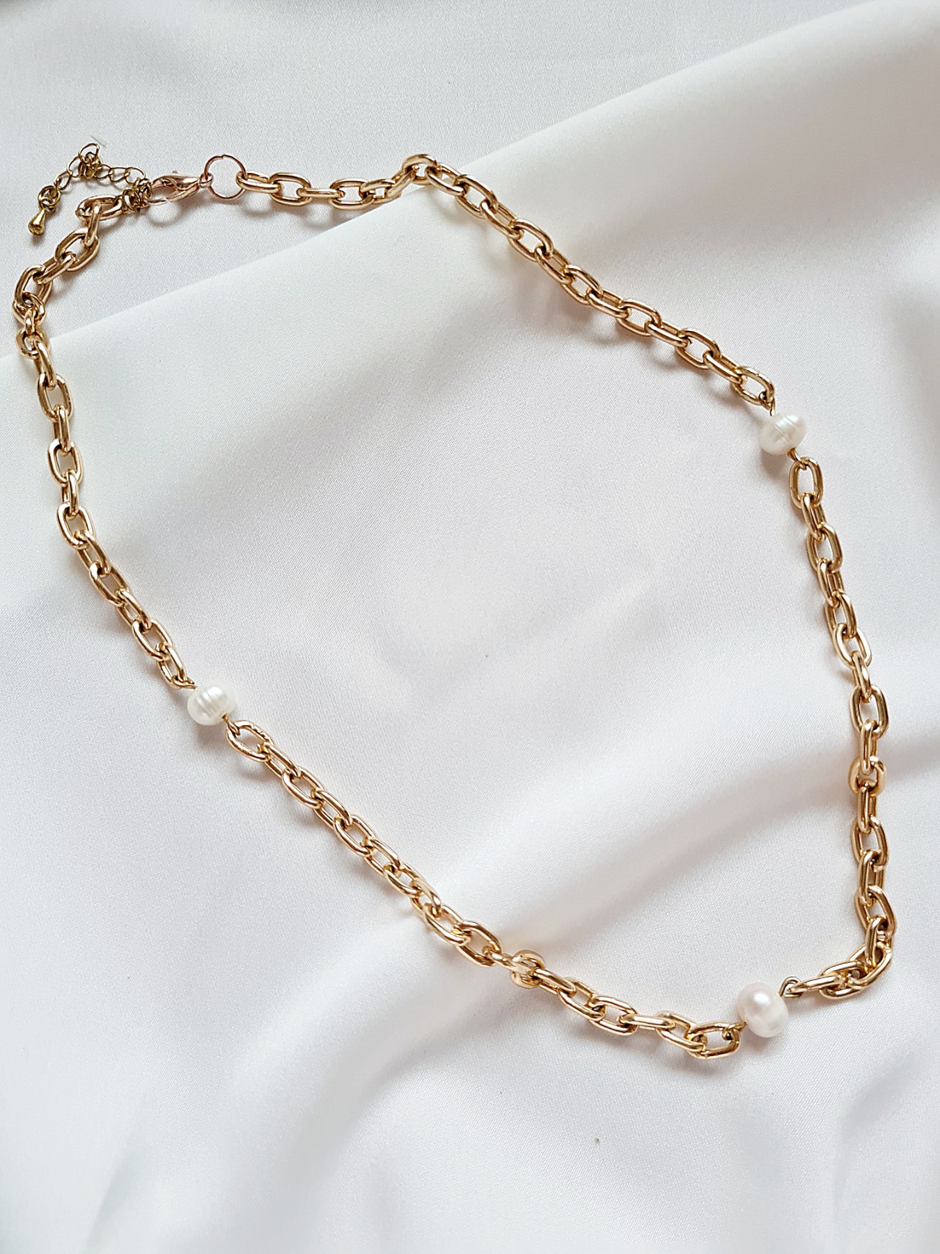 Halskette aus goldgarbener Gliederkette