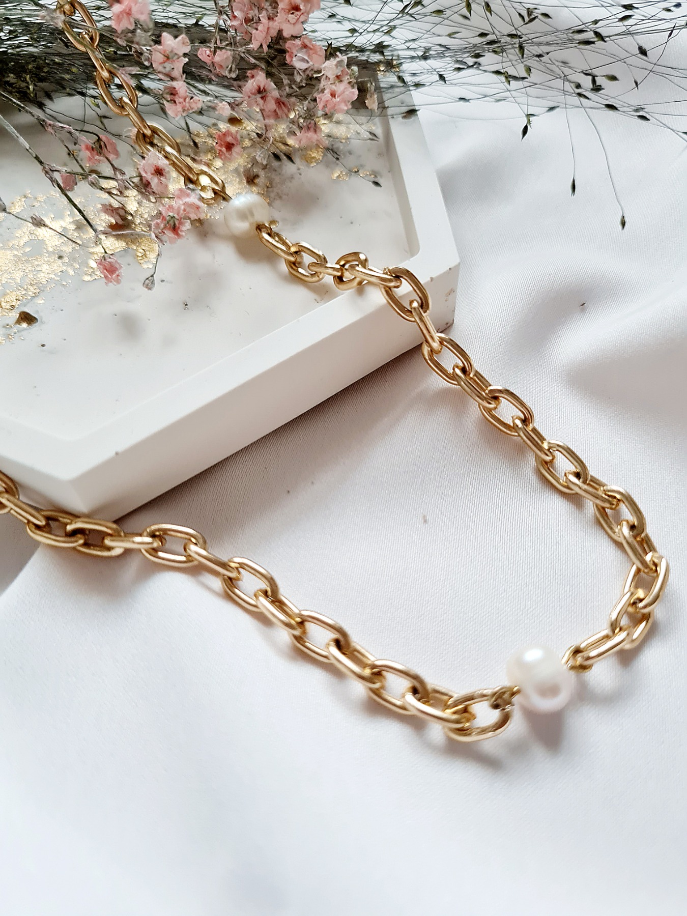 Halskette aus goldgarbener Gliederkette 4