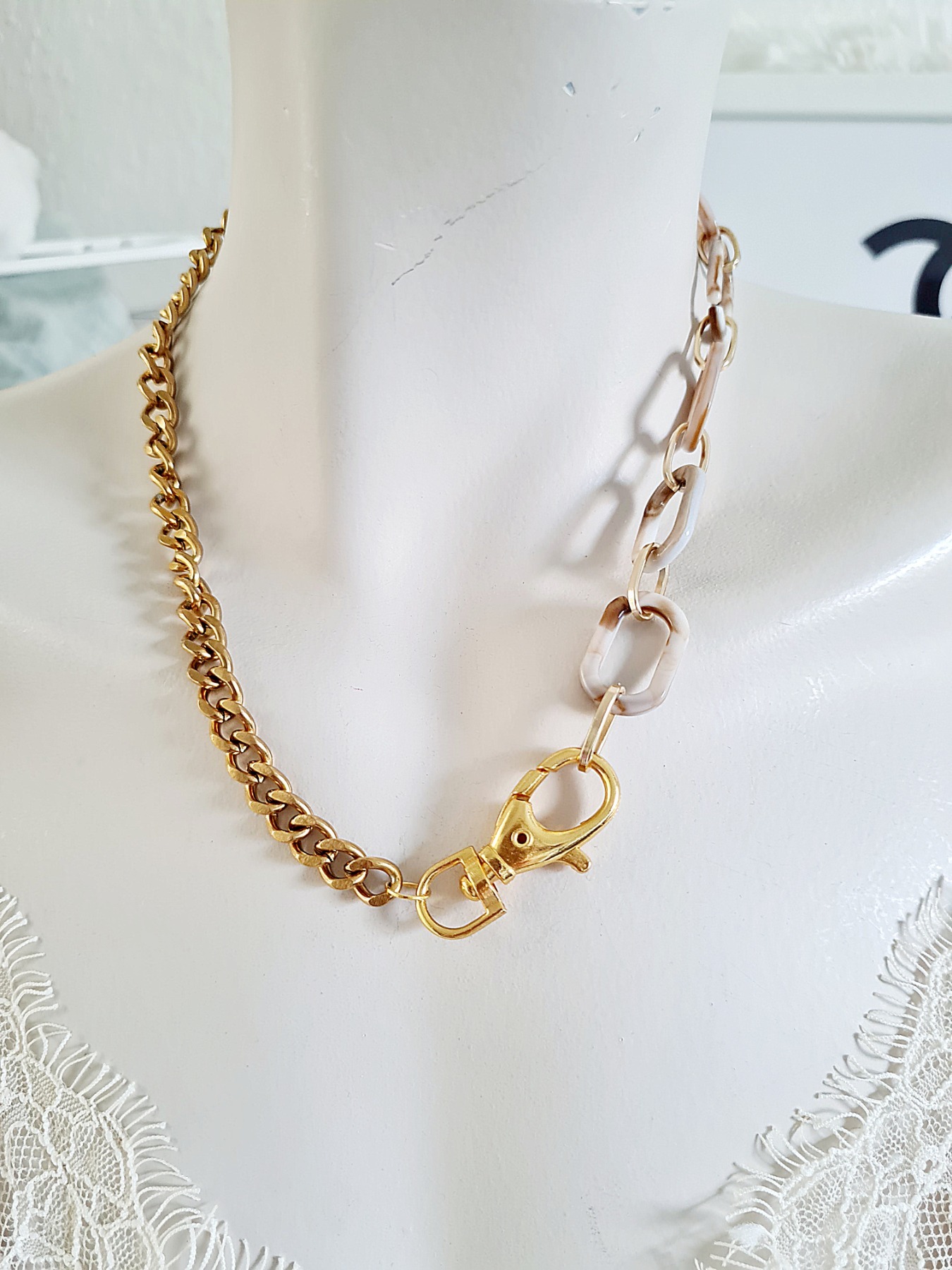 Halskette auffällig Acryl vergoldet Gliederkette 4