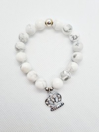 Armband aus Howlith Perlen mit versilberter Strasskrone 2