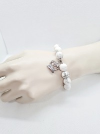 Armband aus Howlith Perlen mit versilberter Strasskrone
