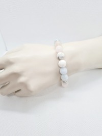 Armband aus Jade- und Howlit Perlen weiß blau rosa
