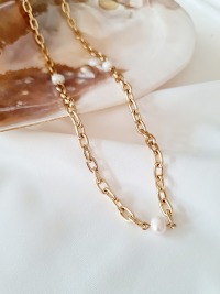 Halskette aus goldgarbener Gliederkette 11