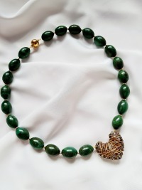 Halskette aus afrikanischen Jadeperlen