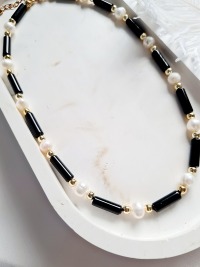 Halskette aus Onyx Tubes und Süßwasser Zuchtperlen Unisex Halskette Natürliche Materialien