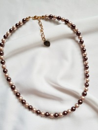 Halskette aus Preciosa Nacre Pearls zeitlose Eleganz minimalistischer Stil hochwertige Perlen