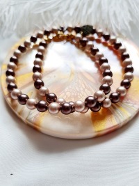Halskette aus Preciosa Nacre Pearls zeitlose Eleganz minimalistischer Stil hochwertige Perlen