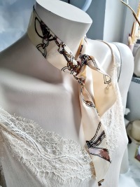 Twilly Tuch Seidenschal mit Perlenkette modisches Accessoire flexibel binden hochwertiges