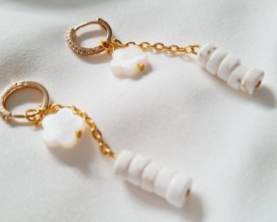 Ohrringe aus Magnesit-Scheiben mit Perlmutt-Blüte - Ohrringe Ohrring Goldohrringe Creolen Ohrringe