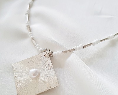 Halskette aus Rocailles Perlen in weiß mit Metall-Anhänger - Kette Ketten Perlenketten Halskette