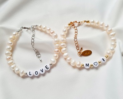Armbänder Emilia - Armbänder aus Süßwasser-Zucht-Perlen mit personalisierten Acrylperlen -