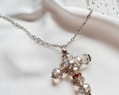 Funkelnde Halskette Glasschliffperlen Kreuz-Anhänger Schmuckliebhaber - günstiger Perlen