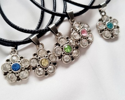Halsketten Giulia - Verstellbare Halsketten aus Kunstleder mit Blüte - blumiger Schmuck