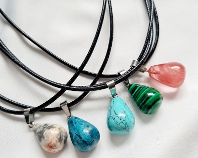 Halsketten mit Kunstlederband - Verstellbare Halskette aus Kunstleder mit Tropfen-Anhänger - Alltag