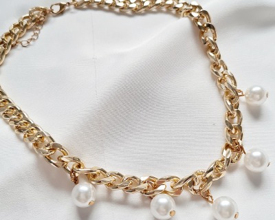 Halskette Nicoletta - Halskette goldfarben mit Kunststoffperlen - Perfekter Party-Look