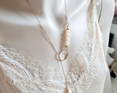 Halskette aus Edelstahl - Lange Halskette aus 18k vergoldetem Edelstahl mit Kunststoffperle und