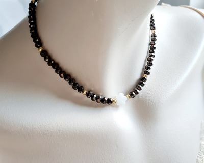 Halskette aus Glasschliffperlen - Vetstellbare Halskette aus Glasschliffperlen mit Perlmutt-Blüte -