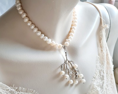 Halskette | Süßwasser-Zucht-Perlen - Verstellbar | versilbert | Ast-Anhänger | einzigartiger Look