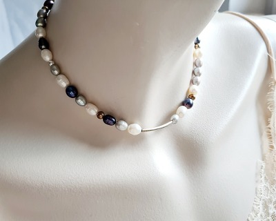 Halskette Romina - Verstellbare Halskette aus Süßwasser-Zucht-Perlen mit verdilberten Stag -