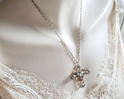 Halskette Rosa - Verstellbare Halskette Edelstahl versilbert mit funkelndem Kreuz - Must Have