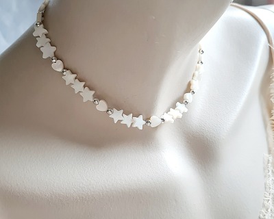 Halskette aus Perlmutt - Halskette aus kleinen Perlmutt Sternchen und Herzchen - stilvolle Perlmutt-