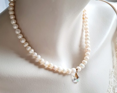 Halskette Viola - Verstellbare Halskette aus Süßwasser-Zucht-Perlen mit Swarovski Kristallherz -