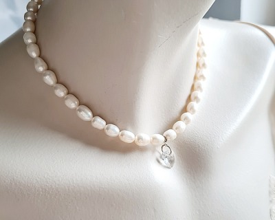 Halskette Enrica - Verstellbare Halskette aus Süßwasser-Zucht-Perlen mit Searovski Kristallherz -