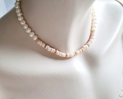 Halskette Belinda - Verstellbare Halskette aus Süßwasser-Zucht-Perlen und Luano Heishi Perlen -