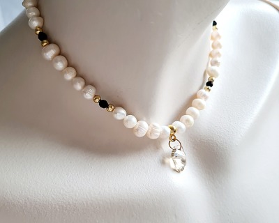 Halskette aus Süßwasser-Zucht-Perlen - Halskette aus Süßwasser-Zucht-Perlen und Preciosa Bicone