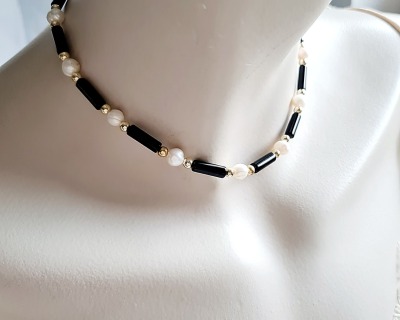 Halskette aus Onyx-Tubes - Halskette aus Onyx-Tubes mit Süßwasser-Zucht-Perlen - besonderer Hinguc