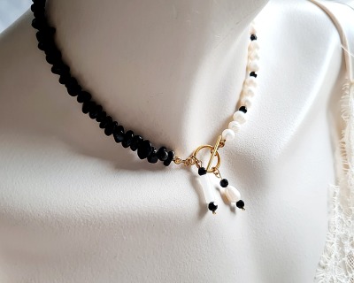 Halskette aus Süßwasser-Zucht-Perlen - Halskette aus Onyx-Splittern und Süßwasser-Zucht-Perlen -