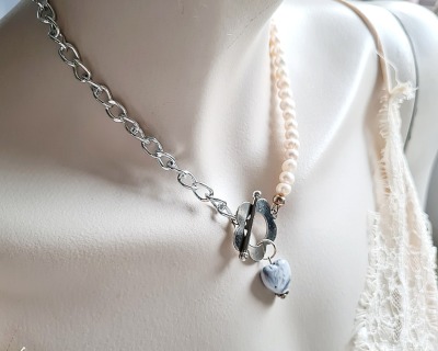Halskette Franca - Halskette Mix aus silberfarbener Gliederkette und Howlithperlen mit Keramikherz -