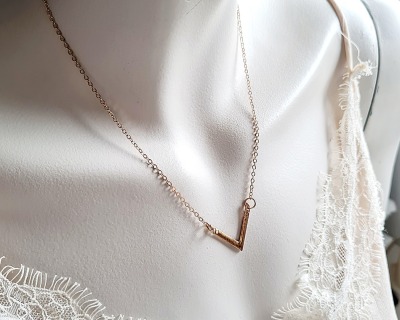 Halskette Maria - Edelstahl Halskette mit V-Anhänger - perfekte Ergänzung für jedes Outfit