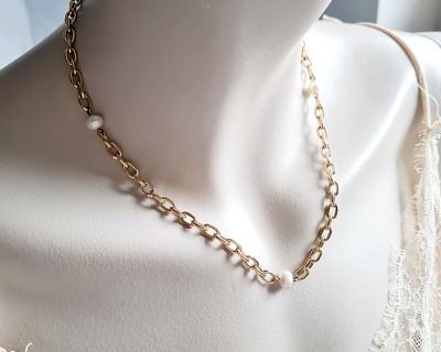 Halskette aus goldgarbener Gliederkette - Goldfarbene Halskette mit Süßwasser-Zucht-Perlen -