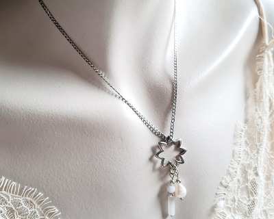 Halskette Alegra - Verstellbare Halskette aus verdilberten Edelstahl mit Milchquarz-Anhänger -