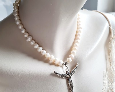 Halskette Amine - Verstellbare Halskette aus Süßwasser-Zucht-Perlen mit großem versilberten Engel