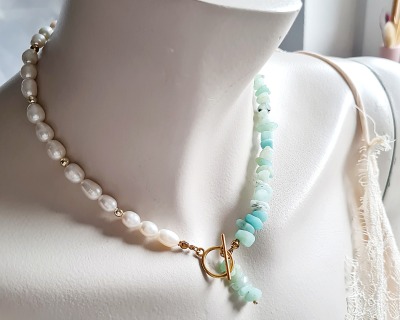 Halskette mit Süßwasser-Zucht-Perlen Aquamarinsplitter - Sommer Look spirituelles Accessoire