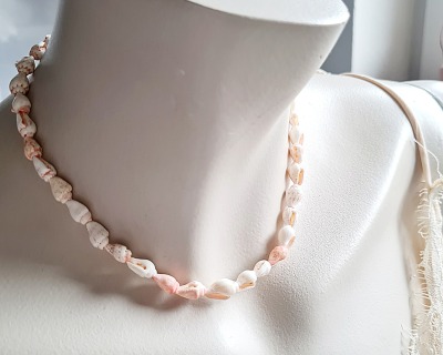 Halskette aus Muscheln - Verstellbare Halskette aus Muscheln in rosa - perfekter Urlaubs-Look