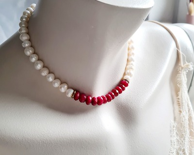 Halskette Ariella - Verstellbare Halskette aus Süßwasser-Zucht-Perlen und facetierten Jadeperlen -