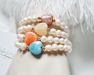 Armbänder | Süßwasser-Zucht-Perlen | Acryl Herz - Elastisch | stilvoller Schmuck