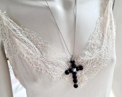 Halskette Rihana - Halskette versilberte Kugelkette mit Kreuz-Anhänger aus Onyxperlen - zeitloses