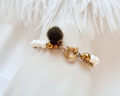 Armband Brooklyn - Verstellbares Armband aus Preciosa Nacre Pearls mit Bommel - goldiges Accessoire