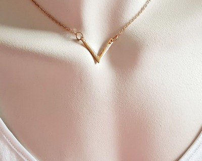 Halskette aus Edelstahl - Edelstahl Halskette mit V-Anhänger - perfekte Ergänzung für jedes Outfi