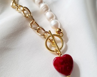Armband | Süßwasser-Zucht-Perlen - Verstellbar | goldfarbene Gliederkette | Keramikherz |