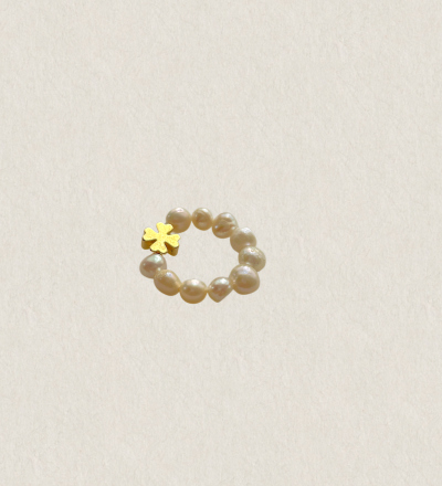 Perlenring Glück - Elastischer Perlenring aus hochwertigen Süßwasserperlen und goldenen Kleeblatt