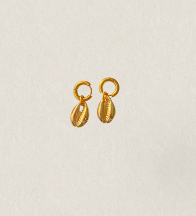 Hoop Ohrringe mit Kaurimuschelanhänger - Goldene Hoop Ohrringe mit goldenem Kaurimuschelanhänger |