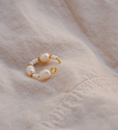 Ear Cuff Freshwater Pearl Gold - Handmade ear cuff from freshwater pearls and small Miyuki pearls